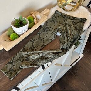 Lululemon Leggings Size 4 Green Black Snakeskin Print Crop #270